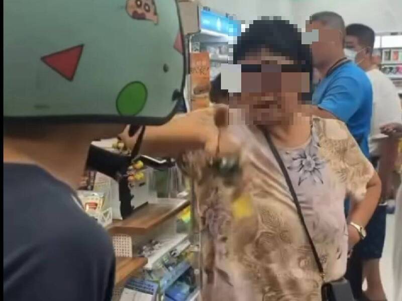 馬公超商大嬸「鹹豬手」扯女內衣 警通知家屬帶回