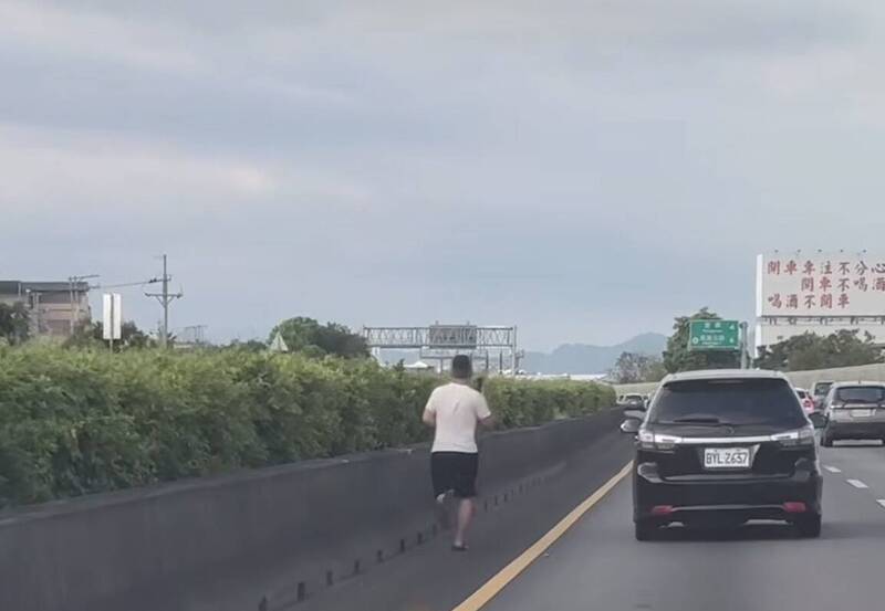 國道馬拉松?國1台中段男子奔跑內側路肩 警調影像要罰
