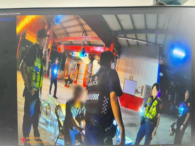 屏東男「妨害公務」被通緝  躲水溝抓爛泥丟警又犯「妨害公務」