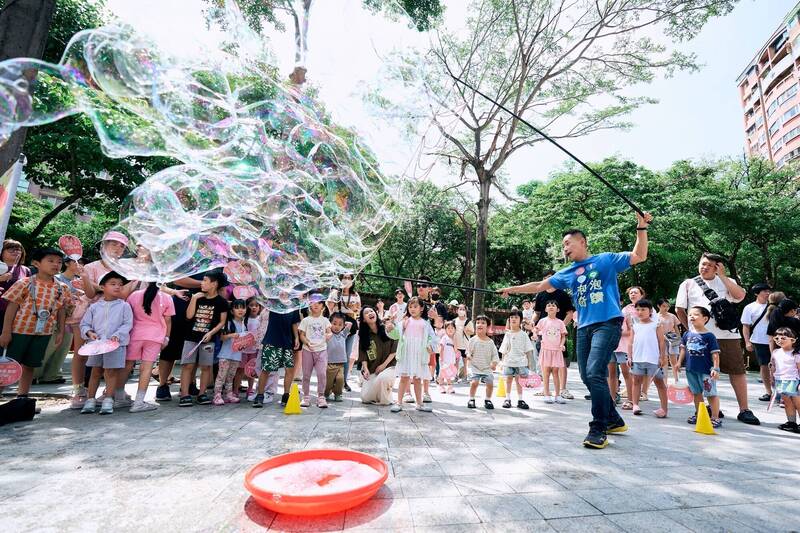 吳奕萱新莊辦泡泡派對！逾百組親子嗨玩放電 歡笑聲不斷