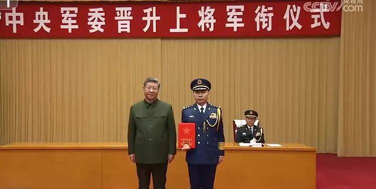 王剛（右）成為共軍最年輕現役上將。（翻攝央視新聞）