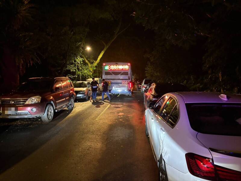 新店客運司機疑操作不當 下山連撞路邊6輛汽車