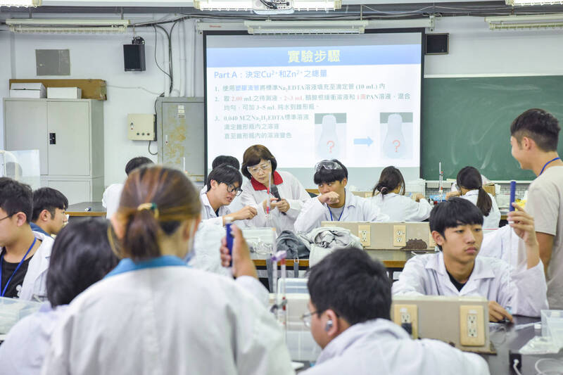 從化學實驗到藥學系 台師大原民化學營啟發科研夢