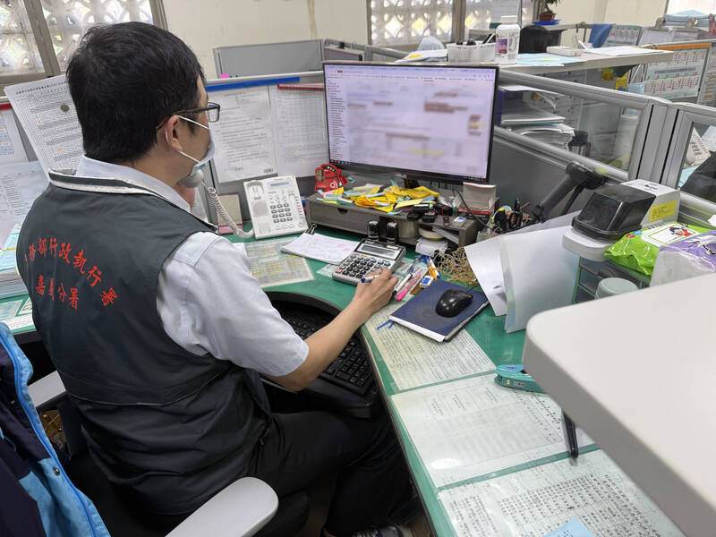 雲林男無照騎車闖紅燈不打方向燈罰31萬 被扣保單、母代清償