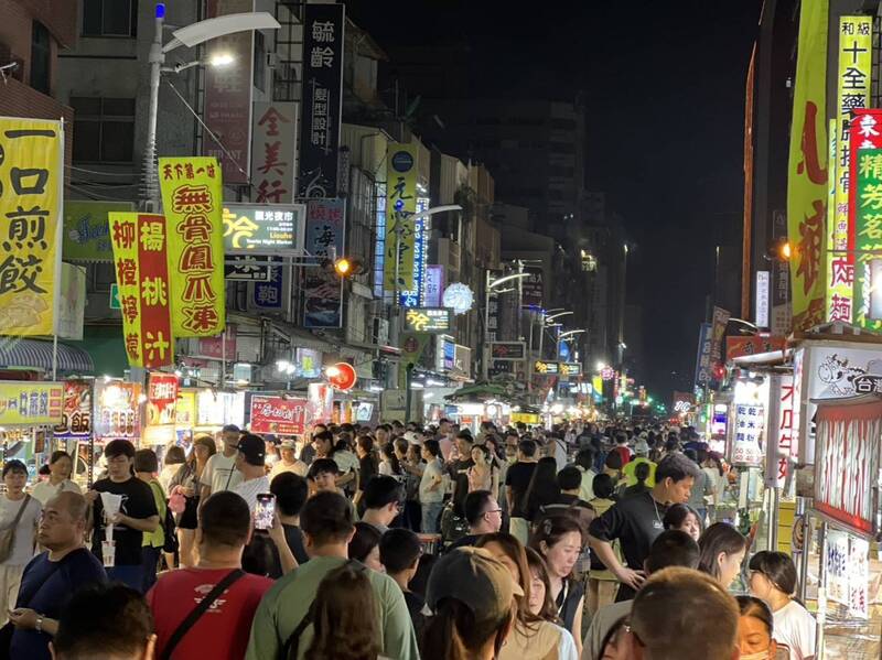 週末六合夜市儼然成為音樂節「After Party」的延伸舞台。隨處可見剛散場的年輕樂迷，迫不及待地拿著優惠券直奔夜市續攤。（記者王榮祥翻攝）