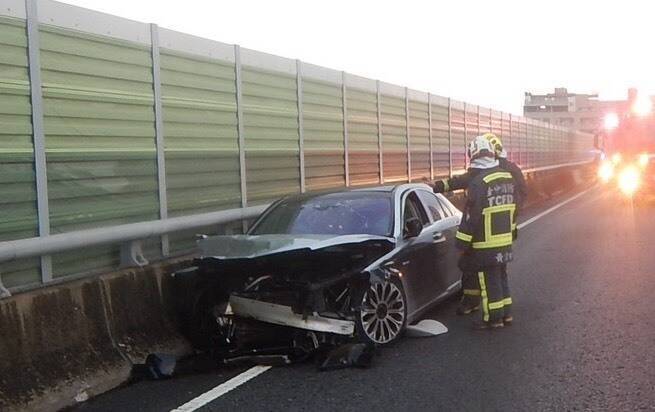 「鴨王」租千萬邁巴赫載短裙妹裝派!台74線車禍近爛醉下場曝
