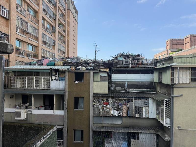 新北市府今起強制清除新莊「天空垃圾山」預計2週清完