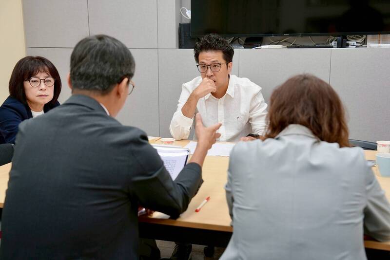 追蹤問題油品、揭露資訊 沈伯洋:中央地方協作「每日定時更新」