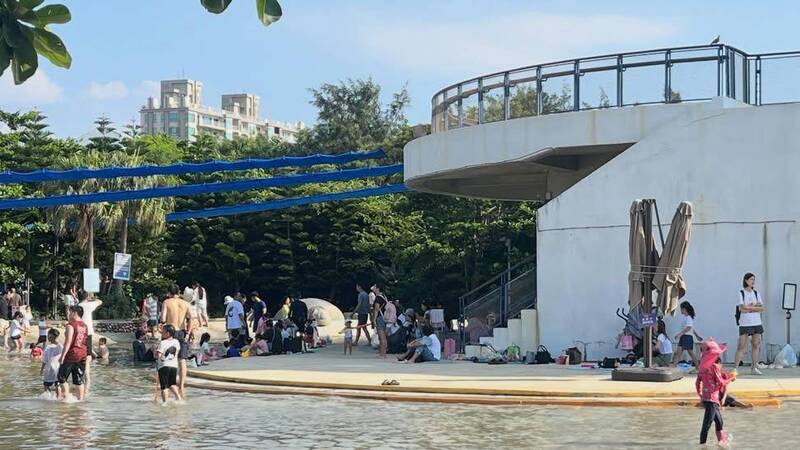 南寮親子沙灘戲水池未開遮陽傘 竹市府:故障暫停使用