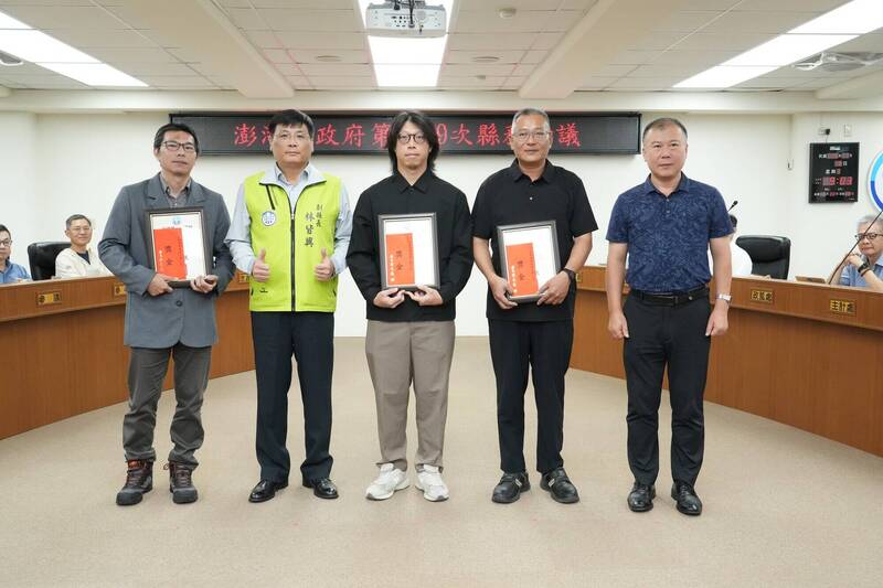 澎縣模範公務員出列 副縣長表揚