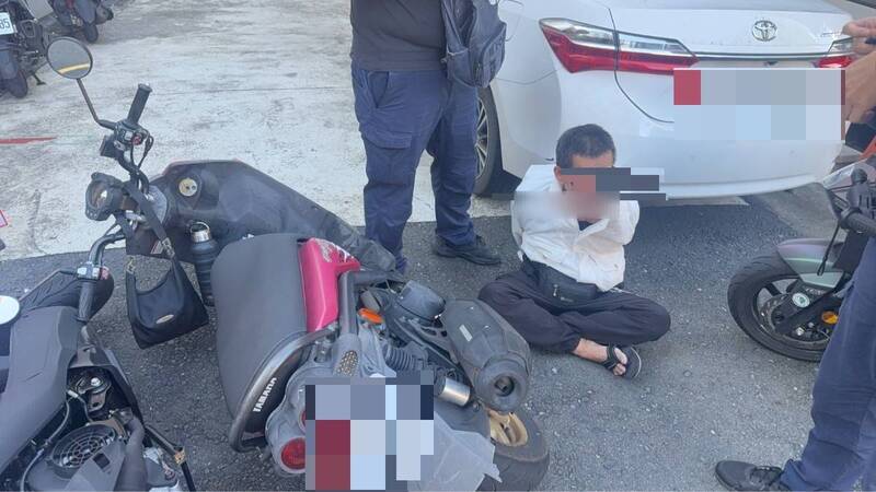 高雄男偷機車逃逸 員警追捕受傷送醫