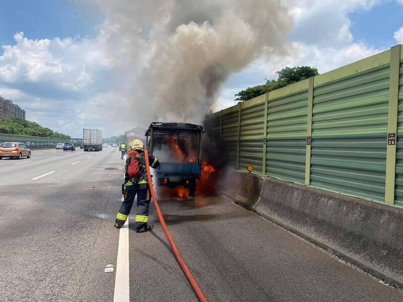 國道火燒車! 小貨車引擎室突冒煙狂起火 駕駛驚險跳車逃生