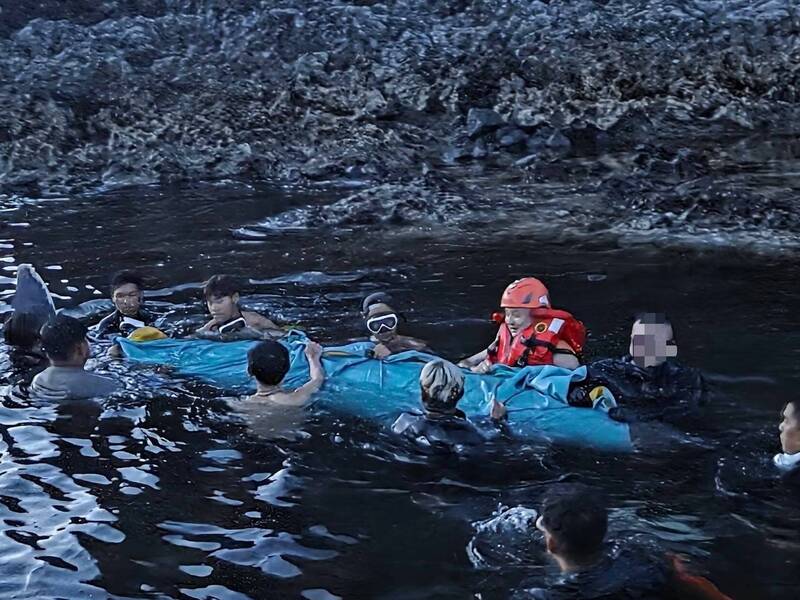 喙鯨擱淺綠島柚子湖 海巡民眾合力救援仍死亡