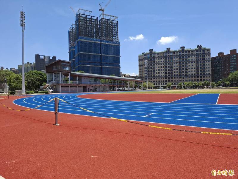 竹市田徑場跑道啟用1個月就破損 莊競程:施工品質與管理機制出問題