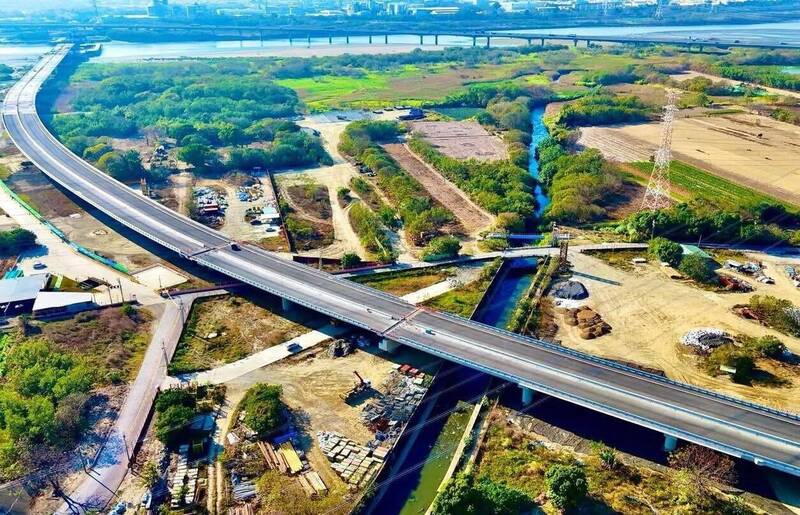 大肚和美跨河橋梁合龍10月底通車 30分鐘車程縮短到3分鐘