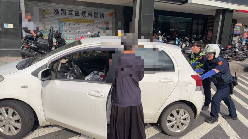 婦人汽車突故障「顧路」 基隆暖警助排除