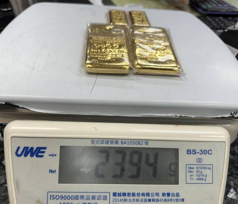 新莊婦拿千萬金塊投資虛幣 車手「埋包」垃圾桶被警逮正著