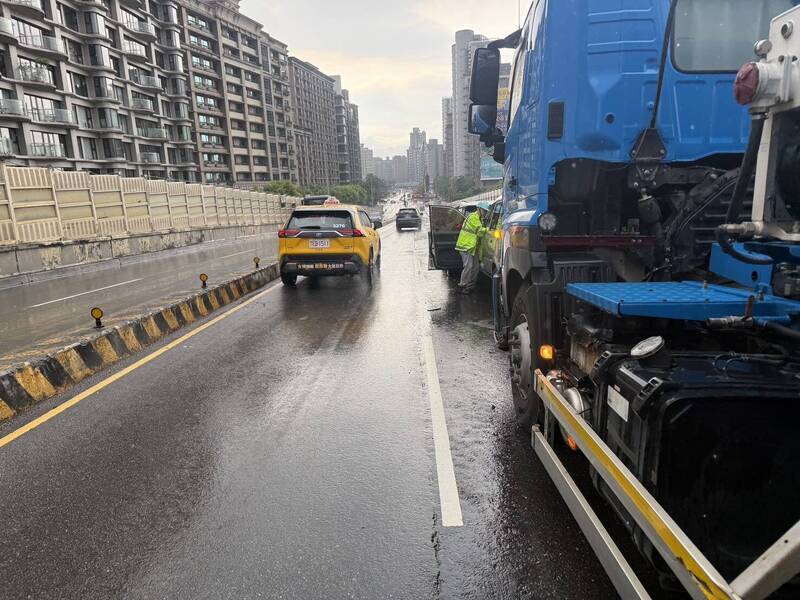 水泥預拌車疑未保持安全車距 重陽橋上4車連撞2駕駛受傷