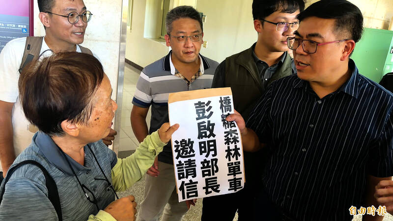 總統賴清德國中理化老師錢晶瑩遞邀請信,請環境部長彭啓明到橋糖森林騎單車。(記者許麗娟攝)