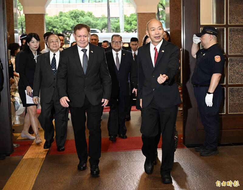 立法院長韓國瑜6日歡迎瓜地馬拉共和國國會議長康特雷斯訪問團一行人。(記者羅沛德攝)