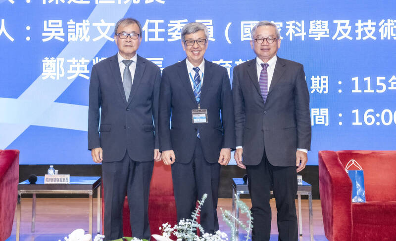 職掌我國學術、科技及教育的「三巨頭」同框，中研院院長陳建仁（中）主持今天下午的院士會議專題討論，國科會主委吳誠文（右）與教育部長鄭英耀（左）受邀演講，並與院士交流。（中研院提供）
