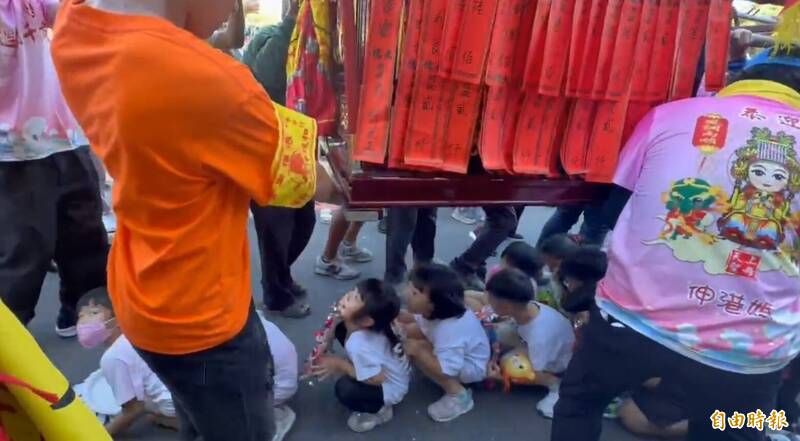 媽祖我愛你!伸港媽遶境第2天 小朋友「好神拖」涼傘相迎