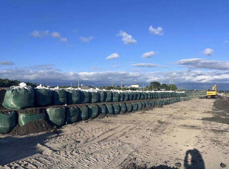 強颱巴威持續接近 屏縣防颱搶險工程完成太空包堆疊