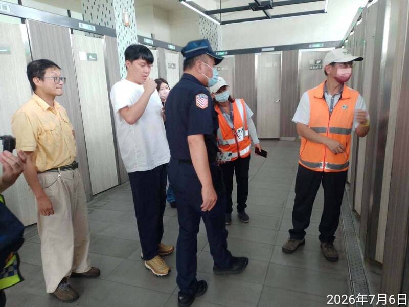 國道中壢服務區女廁驚見偷拍針孔? 業者、警方拆解:是螺絲孔
