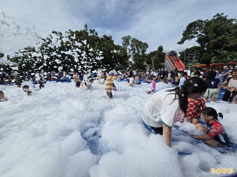屏東夏日泡泡趴 1000支雞蛋冰、500個防水包免費送