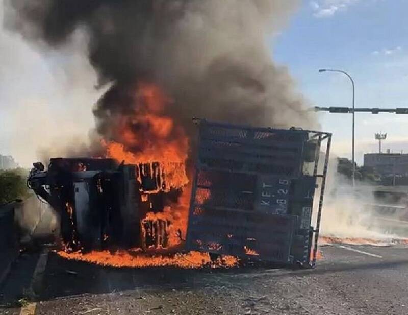 國1彰化段清晨連2事故! 大貨車火燒車、聯結車翻覆一度回堵