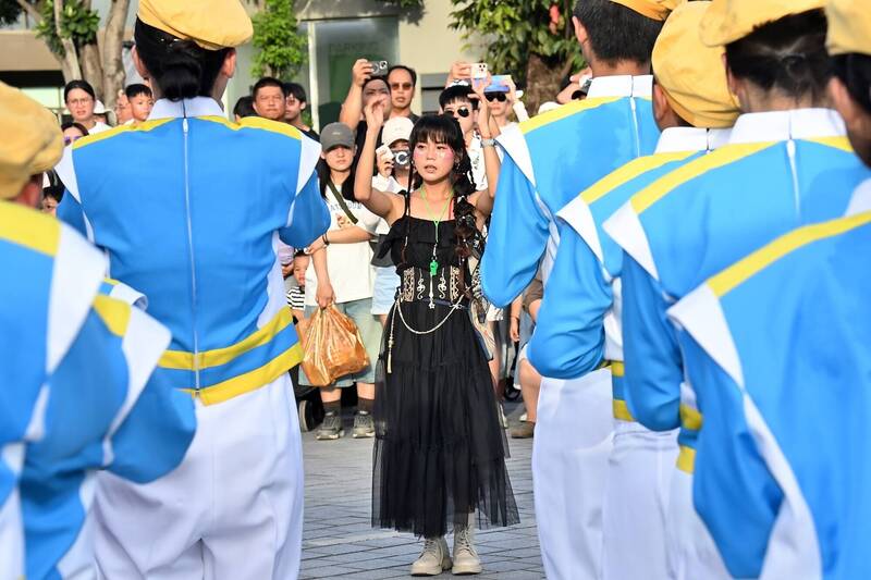 寶桑國中樂旗隊超可愛指揮不是學生 指揮老師張君萍氣場全開