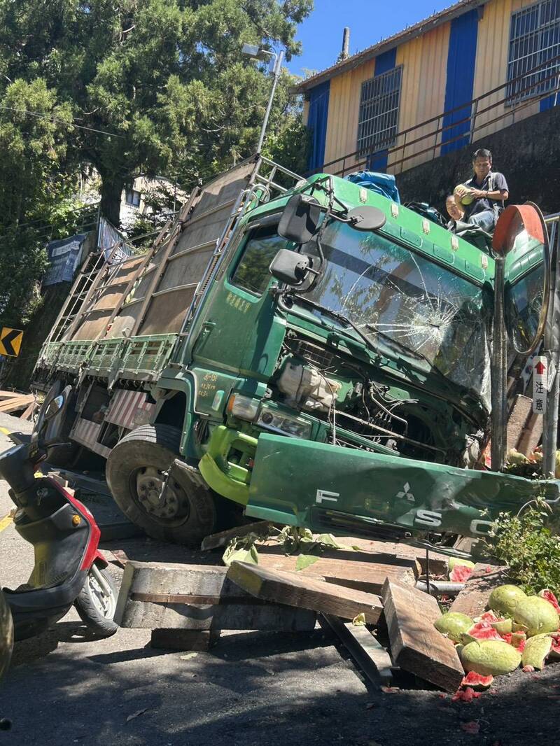 下坡煞車失靈自撞 清境貨車滿載西瓜噴飛碎裂