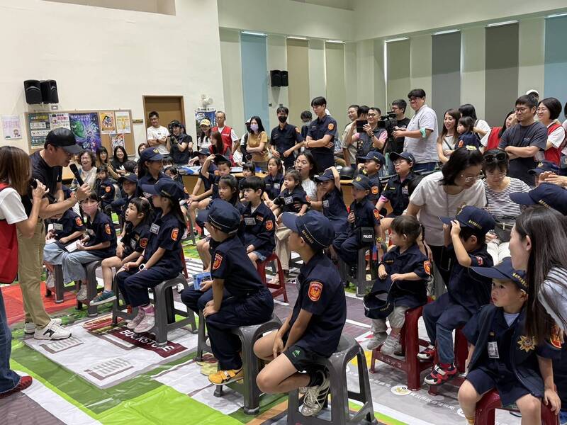 「小小警察」攻佔士林分局! 50童穿制服闖關學安全