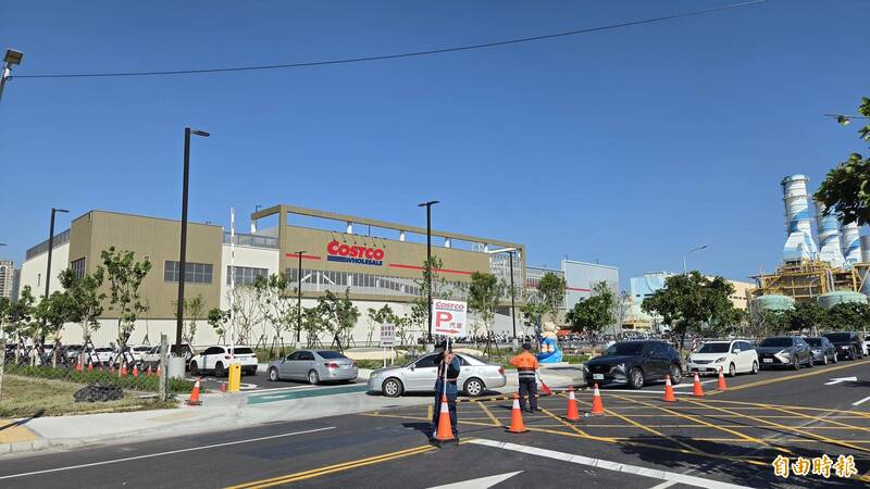 好市多亞灣店塞到崩潰 南部發電廠被誤認出入口掛牌「這裡不是好市多」