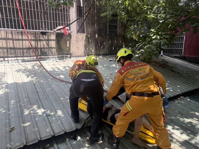 不是日光浴!阿北頂高溫趴屋頂 長時間「姿勢都沒變」鄰居呼救