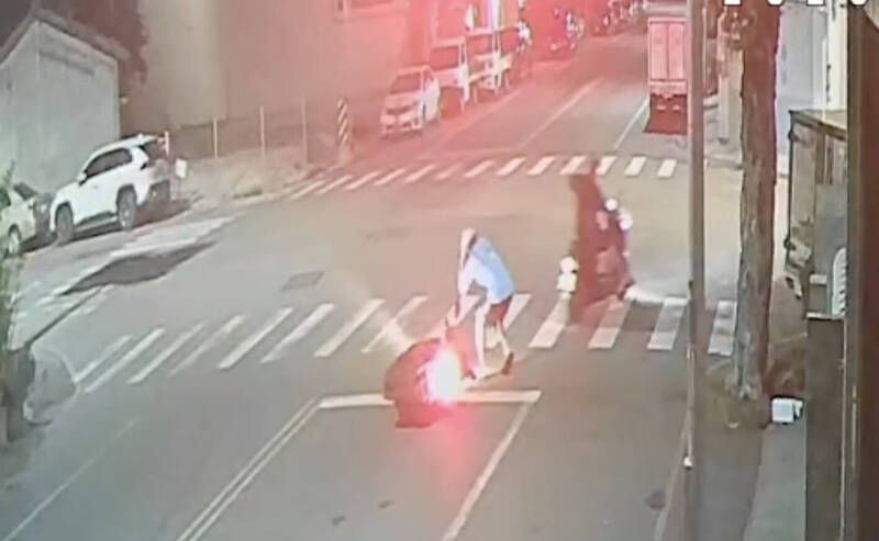 假釋男持刀搶檳榔攤竟沒押!這次偷車劫包包 警、地檢署親人受害