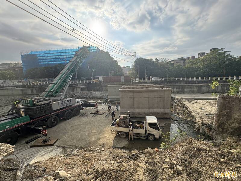 視察塭仔圳4號橋、大窠坑溪工程 侯友宜緊盯防颱整備