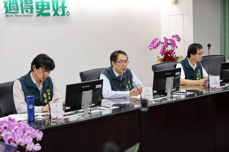 台南市長黃偉哲(中)主持巴威颱風防颱整備會議。(台南市府提供)