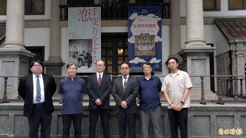 台灣文化中心主任曾鈐龍(右3)、演劇博物館館長兒玉龍一(左3)、亦宛然掌中劇團執行長李俊寬(右2)等人於演劇博物館前合影。(記者林翠儀攝)