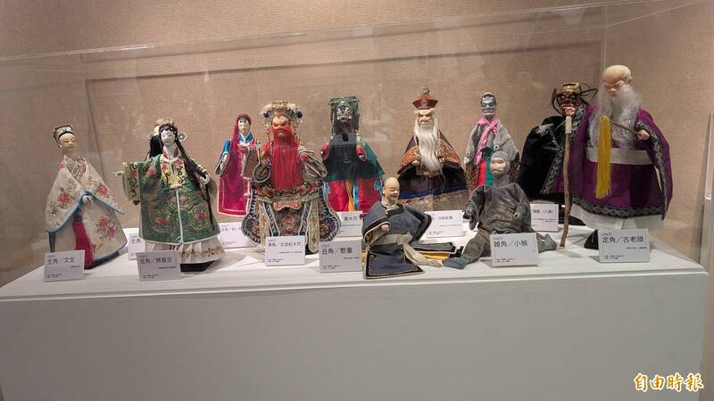 早稻田藝廊展出的「台灣布袋戲與李天祿布袋戲文物館典藏展」,介紹布袋戲中生旦淨末丑等角色。(記者林翠儀攝)
