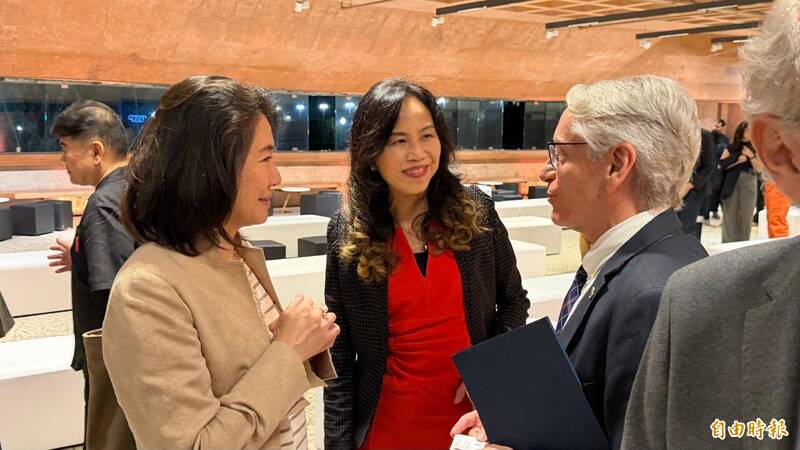 聖保羅大學校長Aluísio Segurado（右1）與朱怡靜（中）、鈴本譽里子，暢談高等教育延伸社區活動的重要性。（記者謝如欣攝）