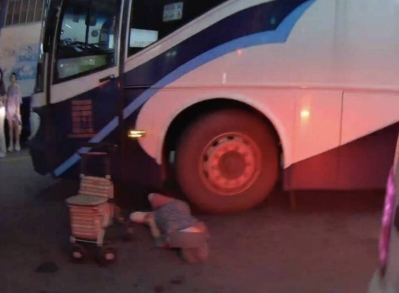 恐怖!85歲嬤在客運站內行走遭巴士撞倒 差一秒遭輾壓