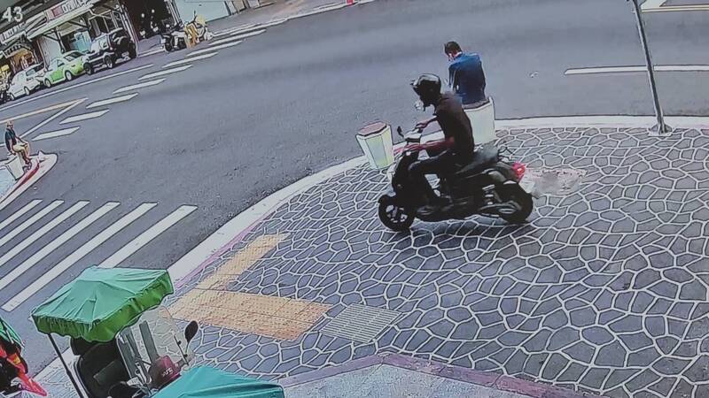 花蓮民進黨部遭蛋砸 警追緝黑衣男子到案