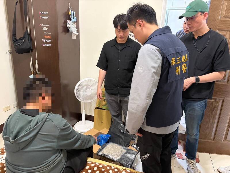 吳姓男子被愛情詐騙，還涉嫌幫忙運毒，被警逮捕。（記者吳昇儒翻攝）