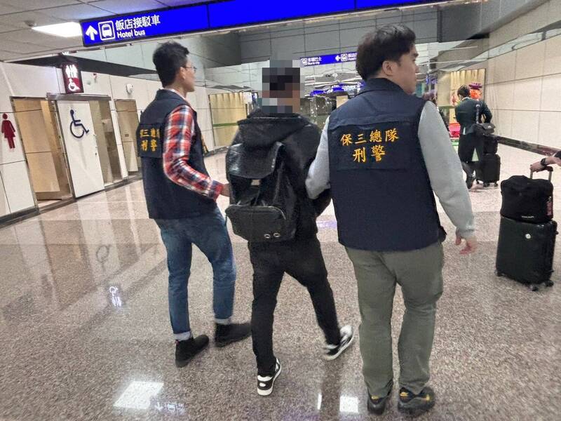 洪姓上游返國時被警方當場逮捕。（記者吳昇儒翻攝）