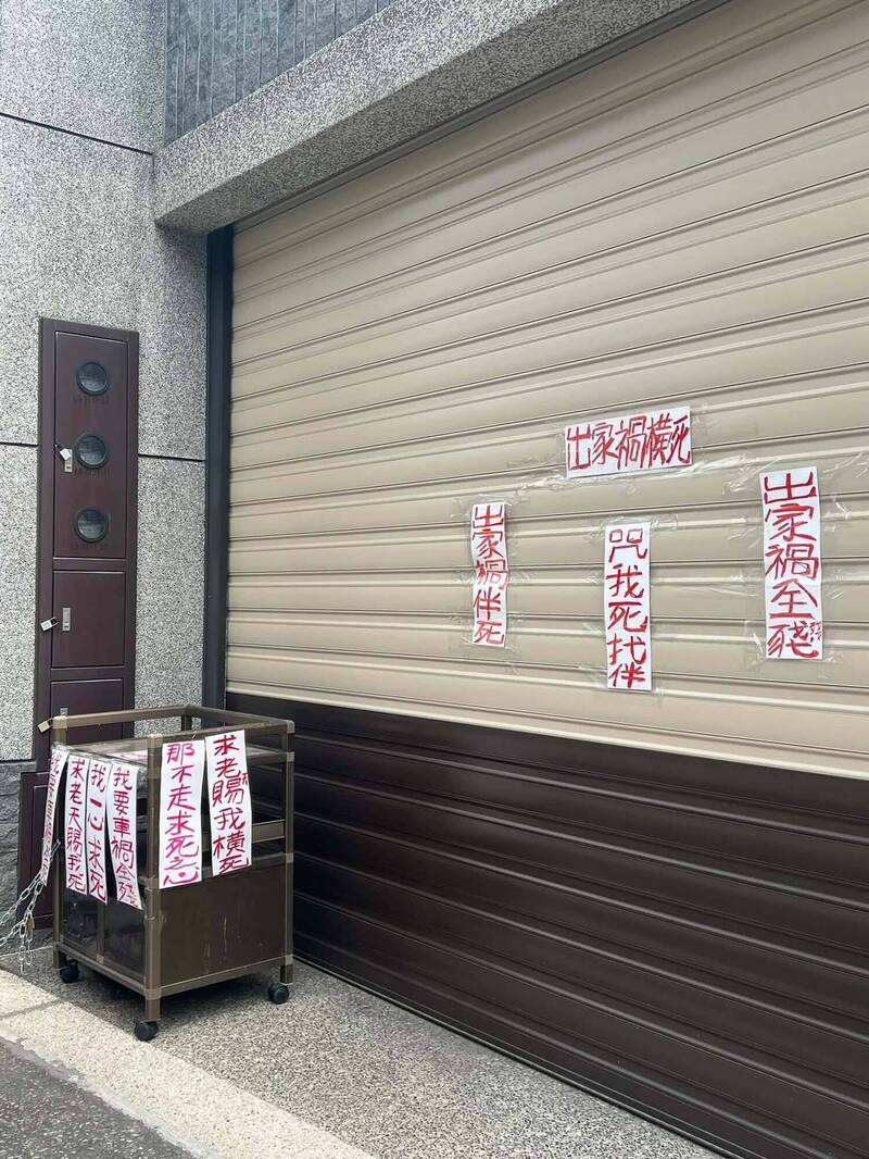 3年前掛滿內衣褲抗議施工 台中住戶又遭控敲牆擺供桌嚇鄰
