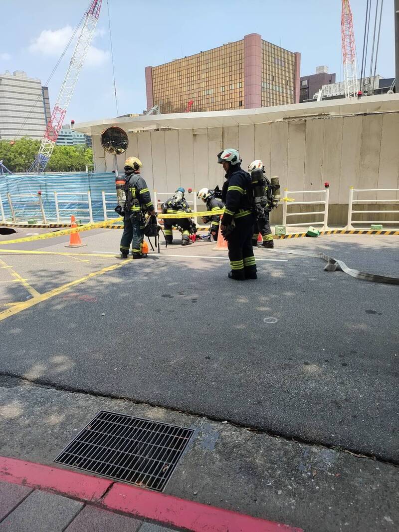 北市敦化北路驚見「巨大黑洞」 瓦斯管線破裂傳濃味「有氣爆風險」