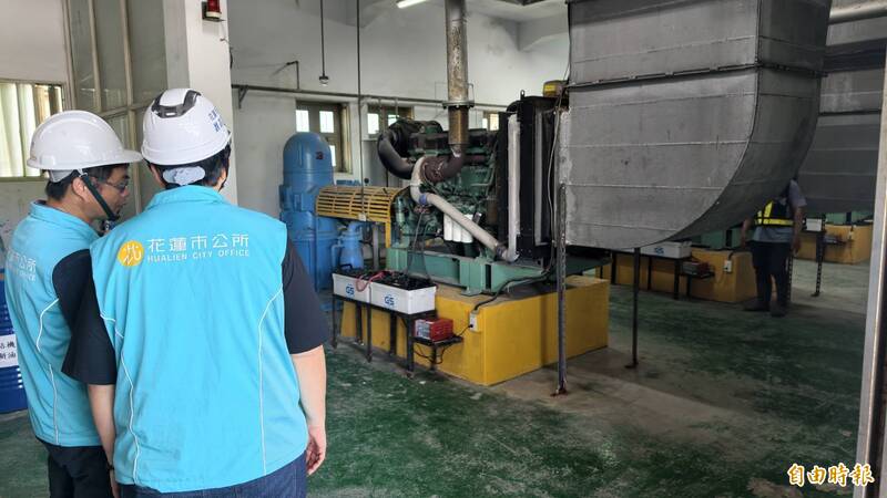 花蓮市長魏嘉彥今早前往南濱抽水站了解防颱整備情形,確保機組運作順利。(記者王錦義攝)