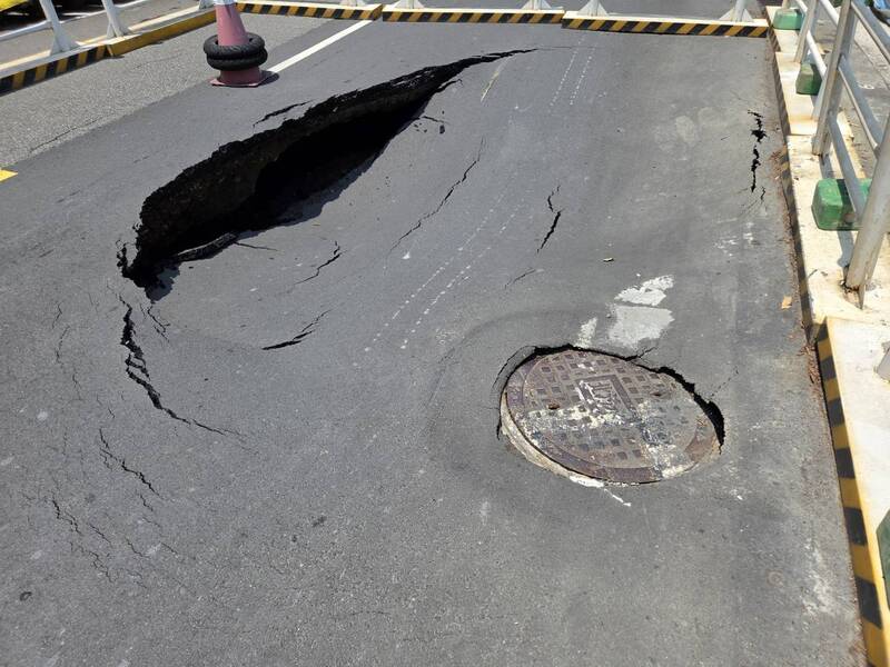 台塑都更建案外驚見4公尺長天坑 現場飄出瓦斯味