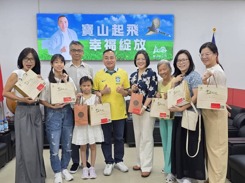 跨越半個地球!寶山女兒返鄉贈書 見證巴西客家移民奮鬥史